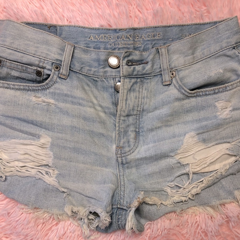 American Eagle Tom girl light wash shortie distressed relaxed fit worn once EUC